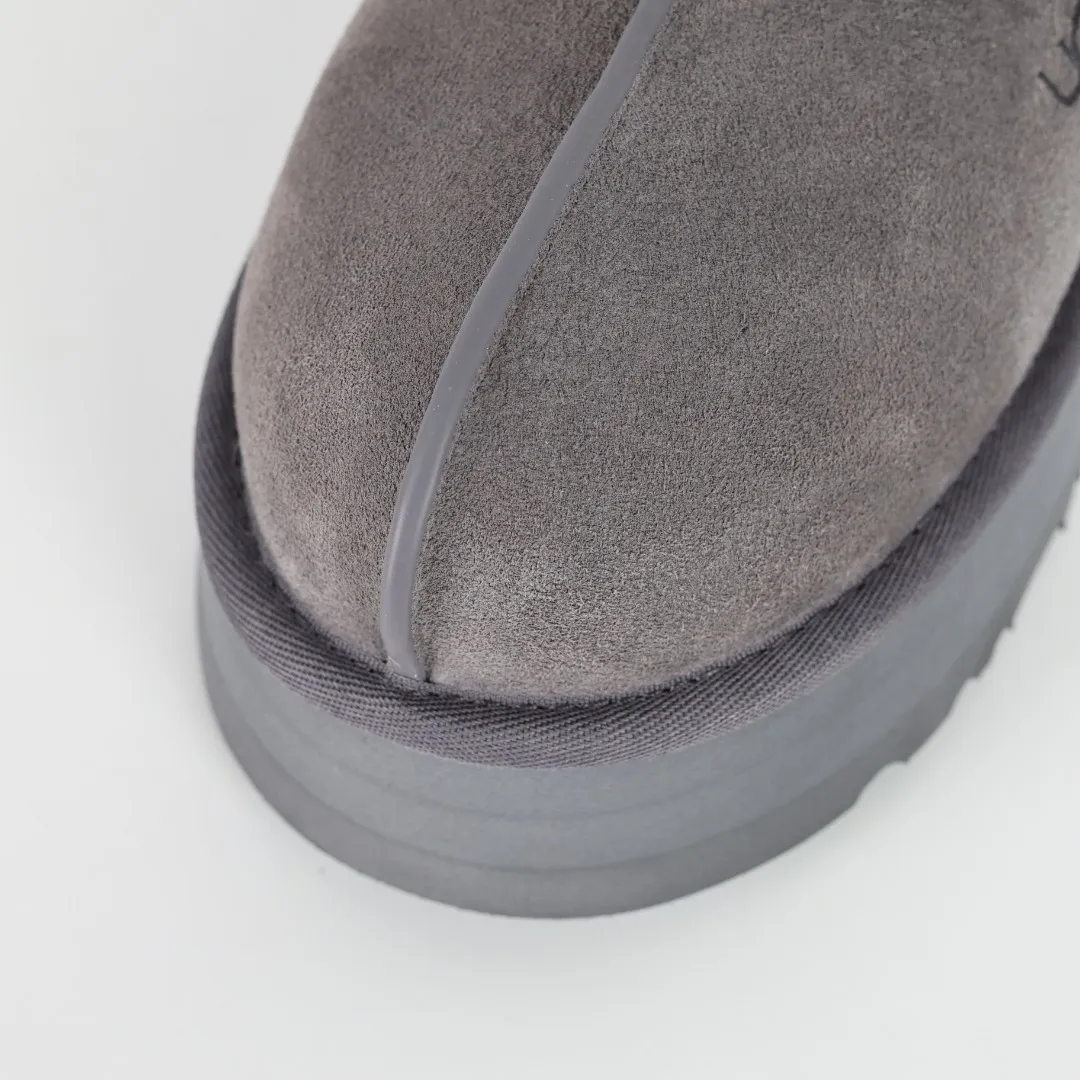 Pick up locally 💰520 Core recommendation with good price In recent years, uug has launched a series of styles, which are partially geared towards the preferences of young consumers and have also moved to the forefront of fashion trends. Shoe body material: water-repellent coated suede upper, 17mm UGGPURE™ implanted wool insole, lightweight non-slip and comfortable rubber outsole, with brand LOGO and trademark, with full packaging Size: 35 36 37 38 39 40
